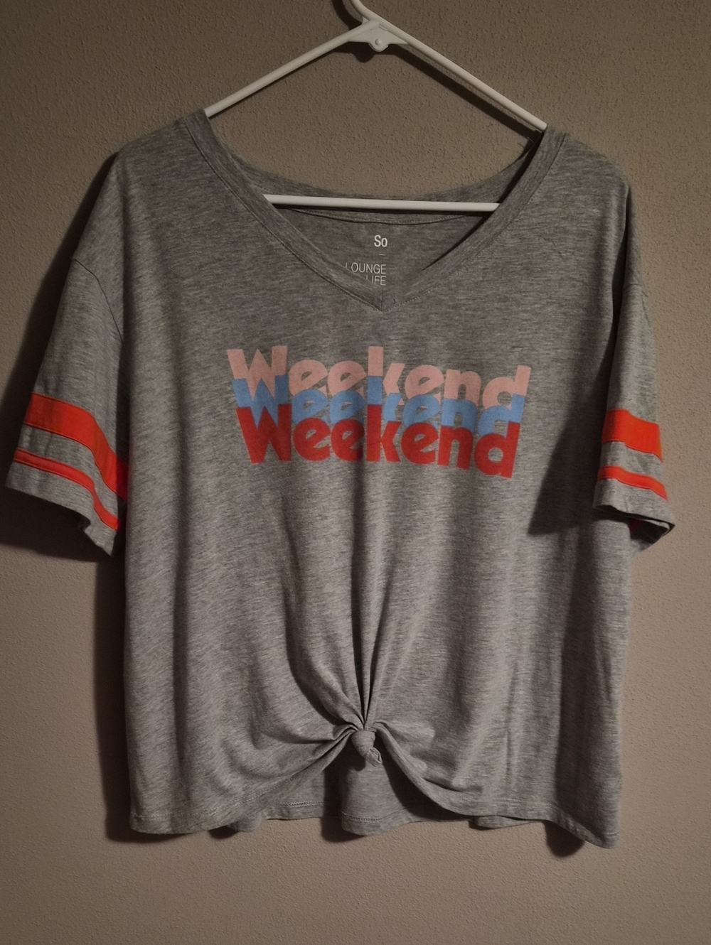 SO Gray Short-Sleeve Tee with Coral and Blue 'Weekend' Graphic